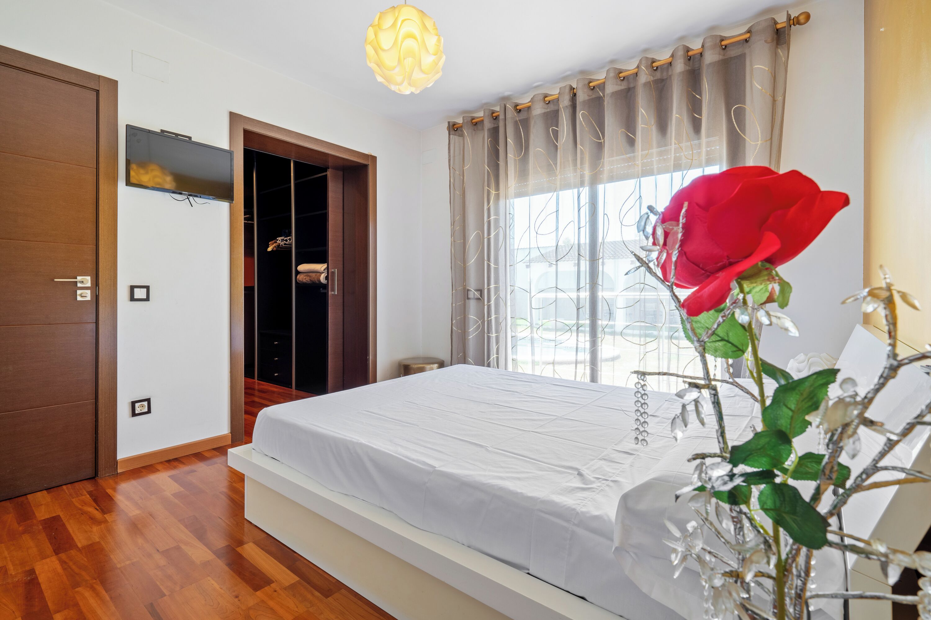 4 slaapkamers, een strijkplank/strijkijzer, gratis wifi, beddengoed