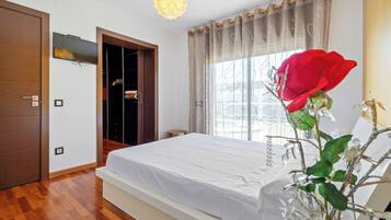 4 slaapkamers, een strijkplank/strijkijzer, gratis wifi, beddengoed