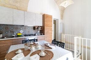 Fridge, oven, stovetop, cookware/dishes/utensils