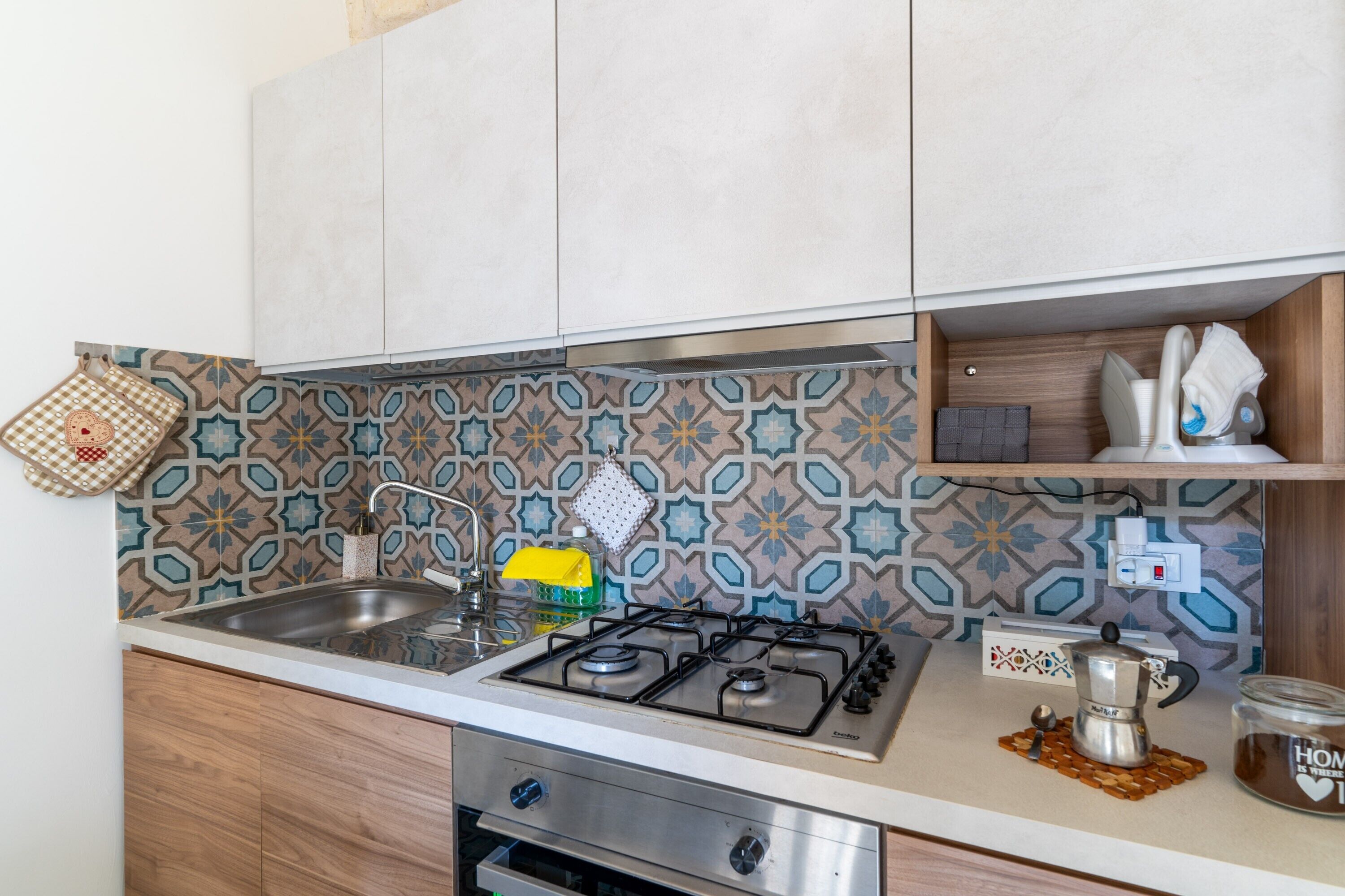 Fridge, oven, stovetop, cookware/dishes/utensils