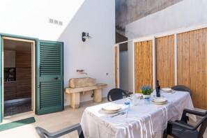 Outdoor dining - Apartment 'Bilocale' with Private Terrace and Air Conditioning (Giurdignano)