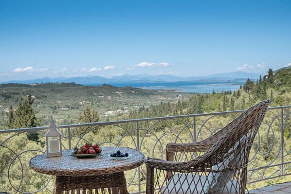 Outdoor dining - Apartment 'Katouna 4-bdrms Bright Home' with Sea View (Katouna)