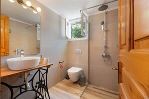 Dusche, Haartrockner, Handtücher