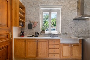 Fridge, oven, coffee/tea maker, electric kettle