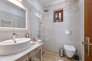 Ducha, secador de pelo y toallas