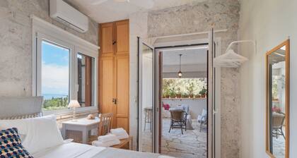 Holiday Home 'Stone House In Katouna with Garden' with Private Garden, Wi-Fi and Air Conditioning