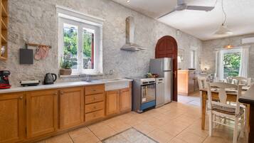 Fridge, oven, coffee/tea maker, electric kettle