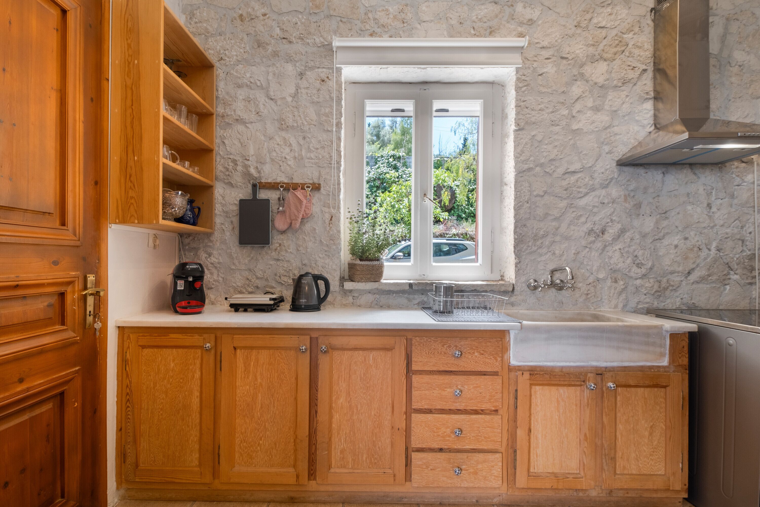 Réfrigérateur, four, cafetière/bouilloire, bouilloire électrique