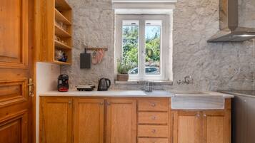 Fridge, oven, coffee/tea maker, electric kettle