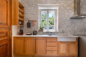 Fridge, oven, coffee/tea maker, electric kettle