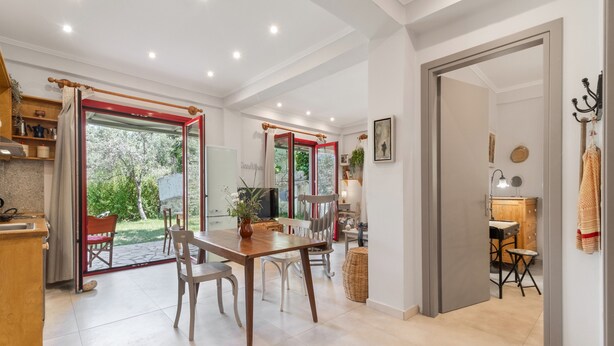 Una cocina amplia con comedor, ventanas grandes y vista a zonas verdes.