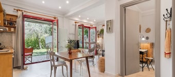 Holiday Home 'Cozy 2-bdrm-house with Garden' with Private Garden, Wi-Fi and Air Conditioning