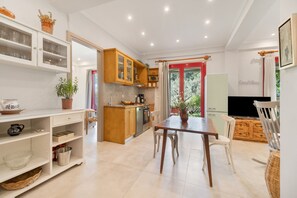 Réfrigérateur, four, lave-vaisselle, cafetière/bouilloire