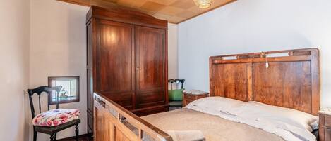 2 makuuhuonetta, silitysrauta/-lauta, ilmainen Wi-Fi, vuodevaatteet