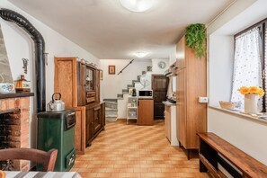 Frigorifero, microonde, piano cottura, macchina per tè/caffè