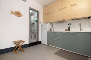 冷蔵庫、コンロ、食器洗い機、コーヒー / ティーメーカー