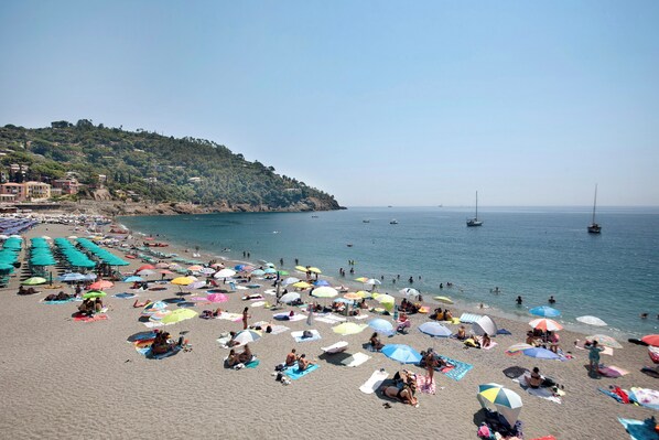 Una spiaggia nelle vicinanze