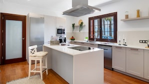 Kaffetrakter/tekoker, kjøleskap, mikrobølgeovn og ovn