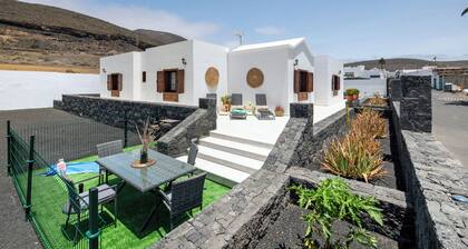 Ferienhaus 'Villa Tahoyo' mit Bergblick, privater Terrasse und WLAN