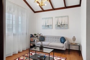 TV - Vacation Home 'Villa Tahoyo' with Mountain View, Private Terrace and Wi-Fi (Máguez)