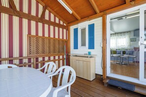 Outdoor dining - Bungalow 'E' with Private Pool, Private Terrace and Wi-Fi (Pontevedra)