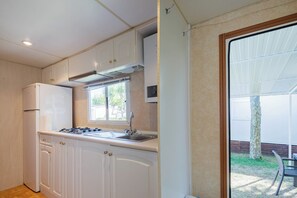Frigorífico, microondas, placa de cocina y cafetera o tetera