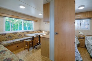 3 chambres, fer et planche à repasser, Wi-Fi gratuit, draps fournis