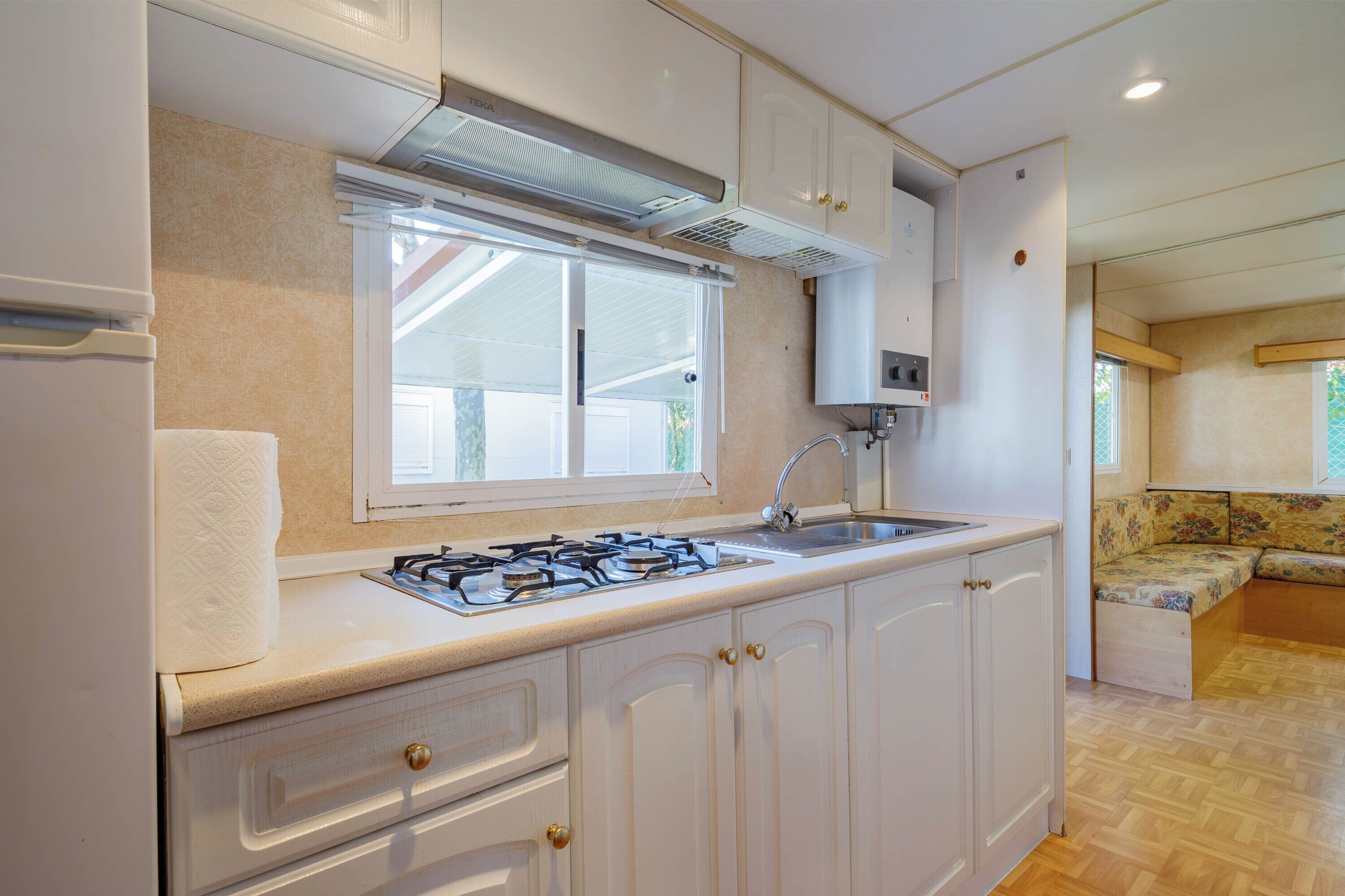 Réfrigérateur, micro-ondes, plaque de cuisson, cafetière/bouilloire