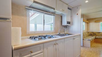 Een koelkast, een magnetron, een kookplaat