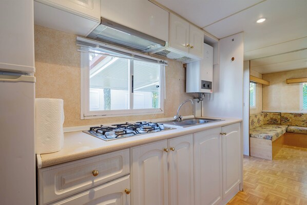 ثلاجة، ميكروويف، موقد طهي مسطح، ماكينة لصنع القهوة/الشاي