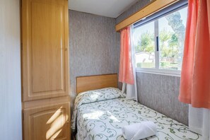 3 bedrooms, iron/ironing board, free WiFi, bed sheets - Bungalow 'F' with Private Pool, Private Terrace and Wi-Fi (Pontevedra)