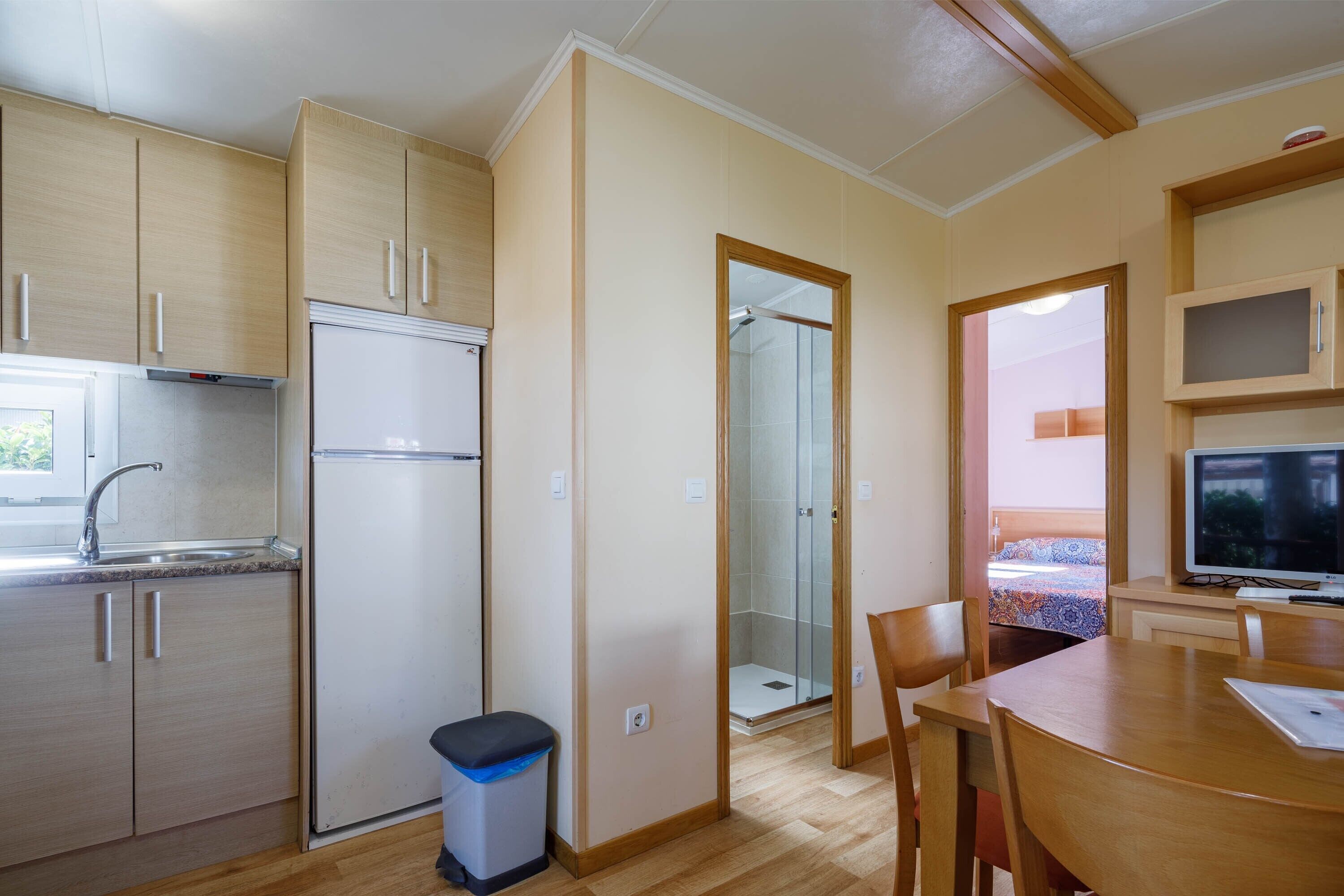 Jääkaappi, mikroaaltouuni, liesi, kahvin-/teenkeitin