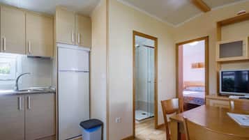 Jääkaappi, mikroaaltouuni, liesi, kahvin-/teenkeitin