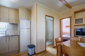 Fridge, microwave, stovetop, coffee/tea maker - Bungalow 'C' with Private Pool, Private Terrace and Wi-Fi (Pontevedra)