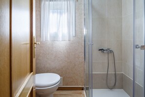 Shower, towels - Bungalow 'C' with Private Pool, Private Terrace and Wi-Fi (Pontevedra)