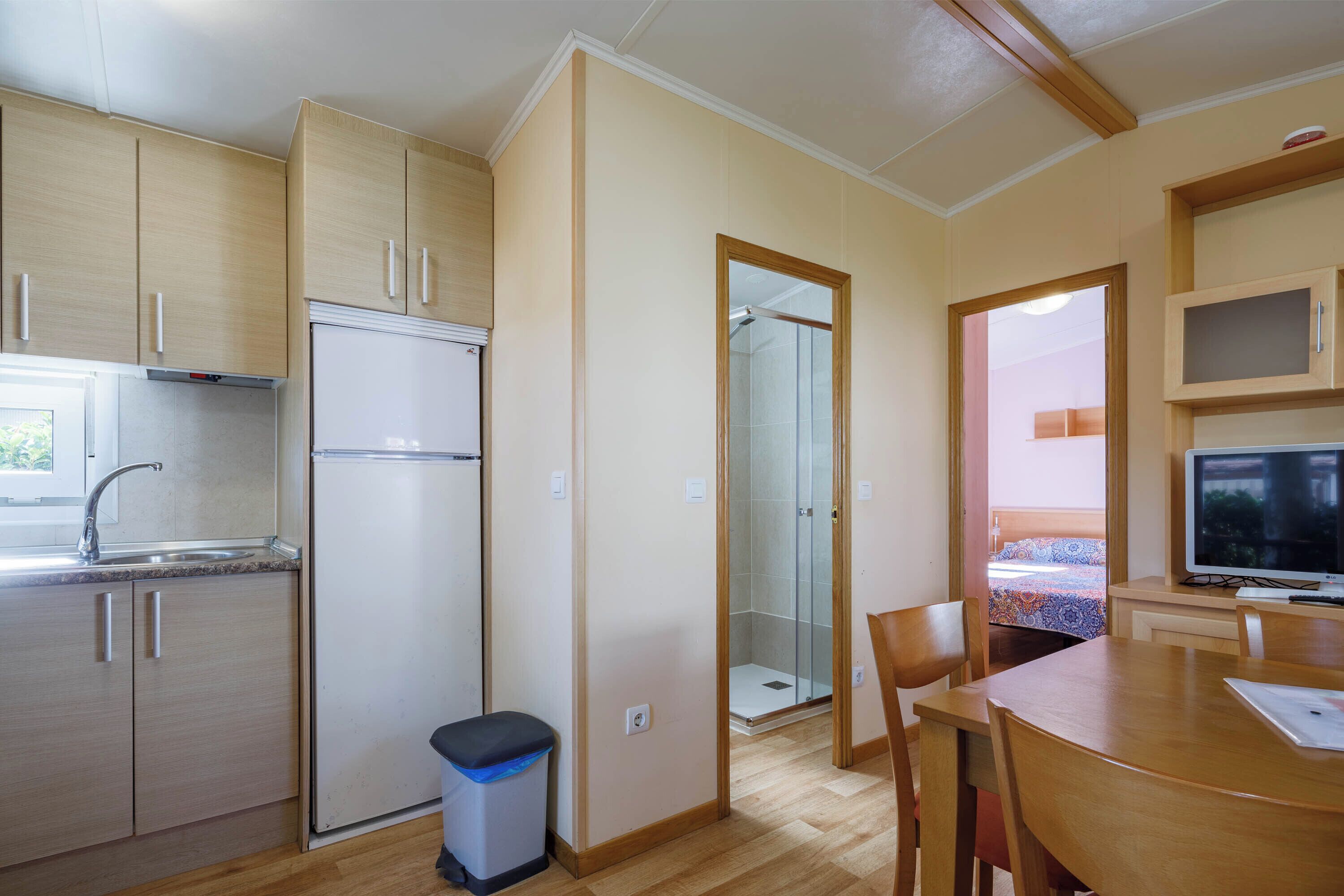 Køleskab, mikrobølgeovn, kogeplade, kaffe-/temaskine