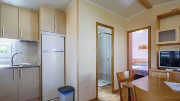 Køleskab, mikrobølgeovn, kogeplade, kaffe-/temaskine