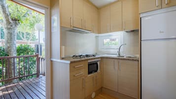 Jääkaappi, mikroaaltouuni, liesi, kahvin-/teenkeitin