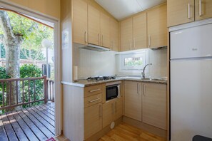 Fridge, microwave, stovetop, coffee/tea maker - Bungalow 'C' with Private Pool, Private Terrace and Wi-Fi (Pontevedra)