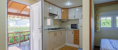 2 makuuhuonetta, silitysrauta/-lauta, ilmainen Wi-Fi, vuodevaatteet