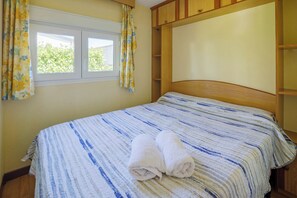 2 bedrooms, iron/ironing board, free WiFi, bed sheets - Bungalow 'B' with Private Pool, Private Terrace and Wi-Fi (Pontevedra)