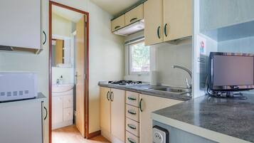 Køleskab, mikrobølgeovn, kogeplade, kaffe-/temaskine