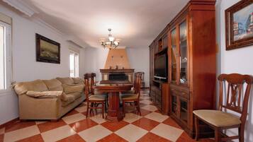 Una televisión, una chimenea