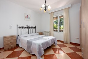 Iron/ironing board, free WiFi, bed sheets