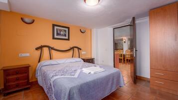 Tabla de planchar con plancha, wifi gratis, ropa de cama