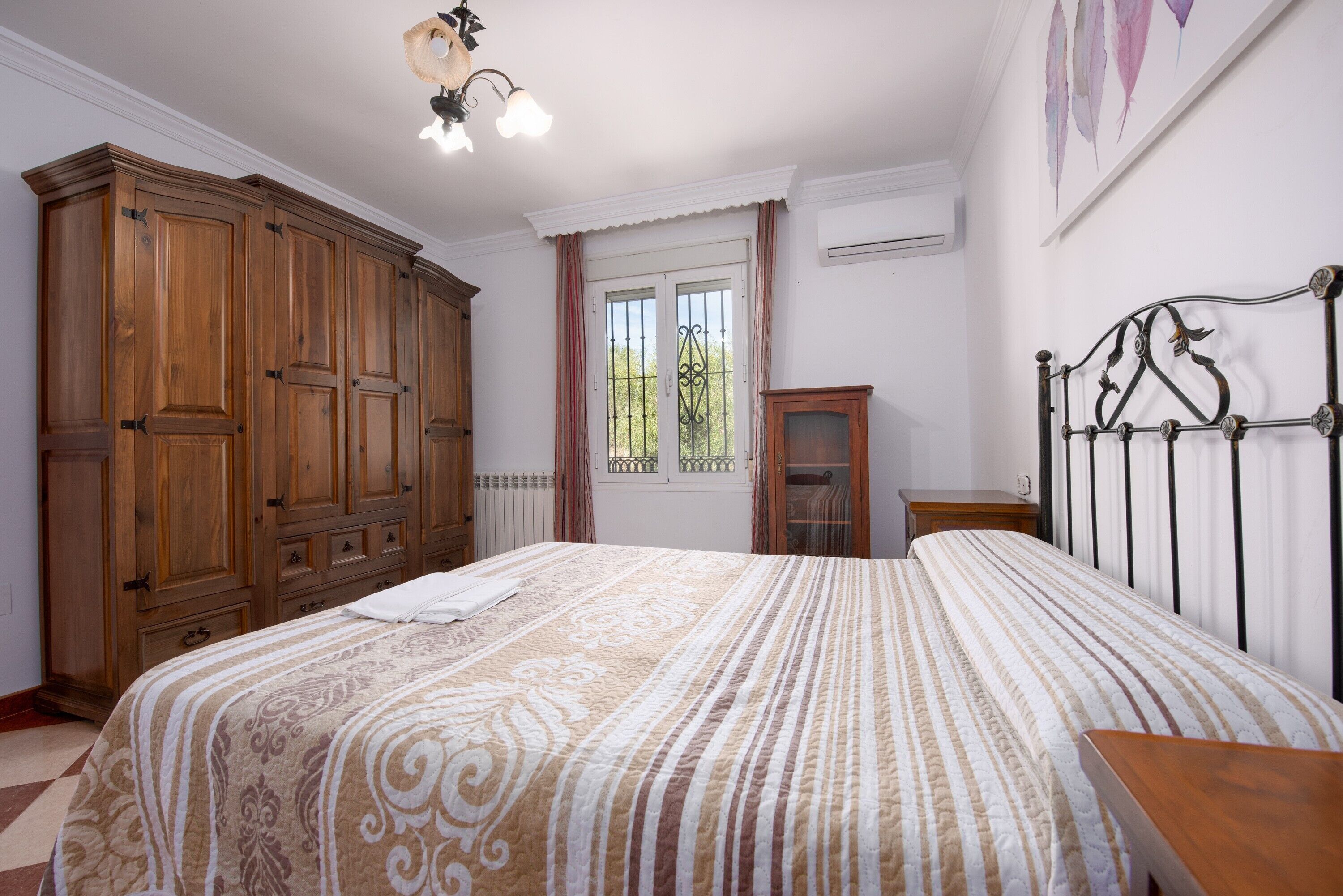 アイロン / アイロン台、WiFi (無料)、ベッドシーツ