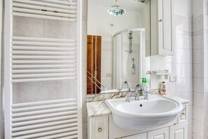 Shower, hair dryer, towels - Apartment 'Col Di Metino' with Mountain View, Private Garden and Wi-Fi (Gualdo Tadino)