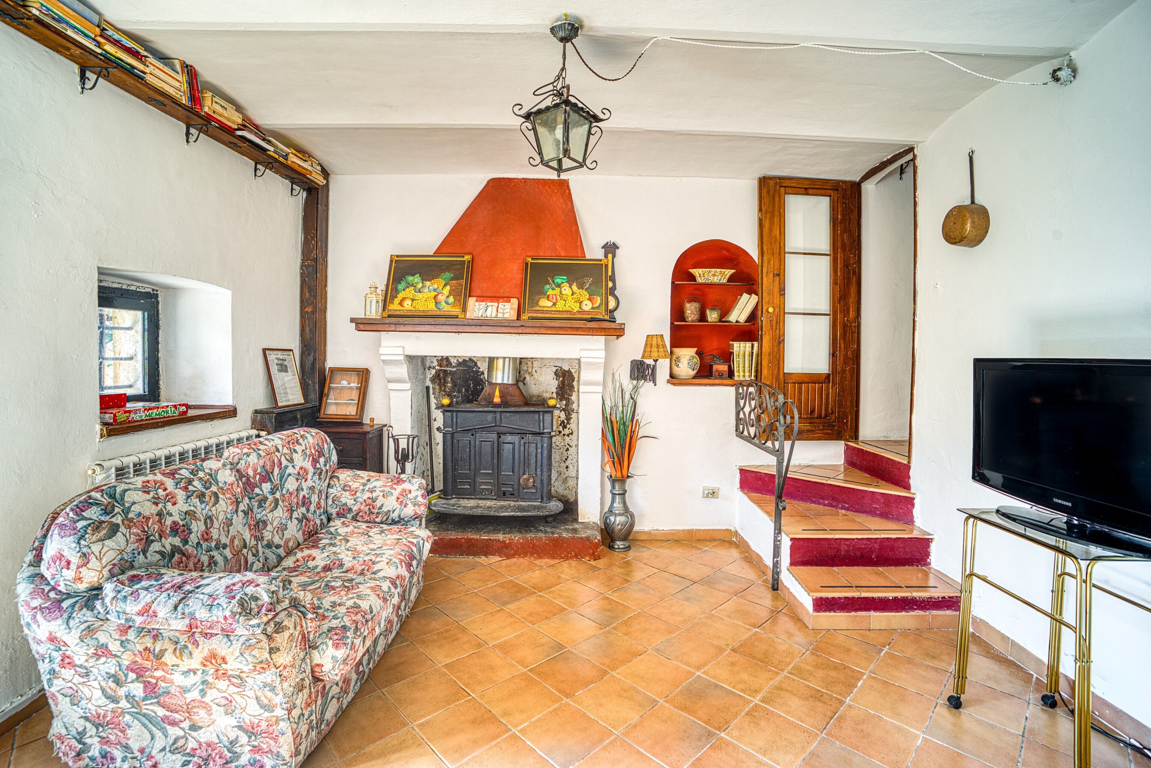 Televisión, chimenea y estéreo 