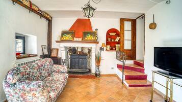 Televisión, chimenea y estéreo