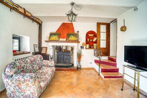 TV, fireplace, stereo